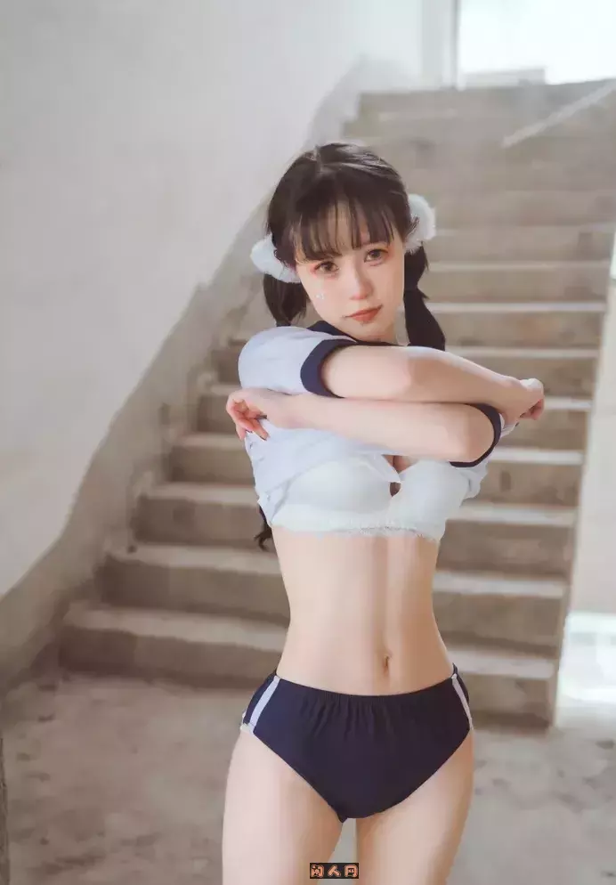 动漫博主@晕崽Zz-甜美颜值女生性感写真套图合集 COS美图 第1张